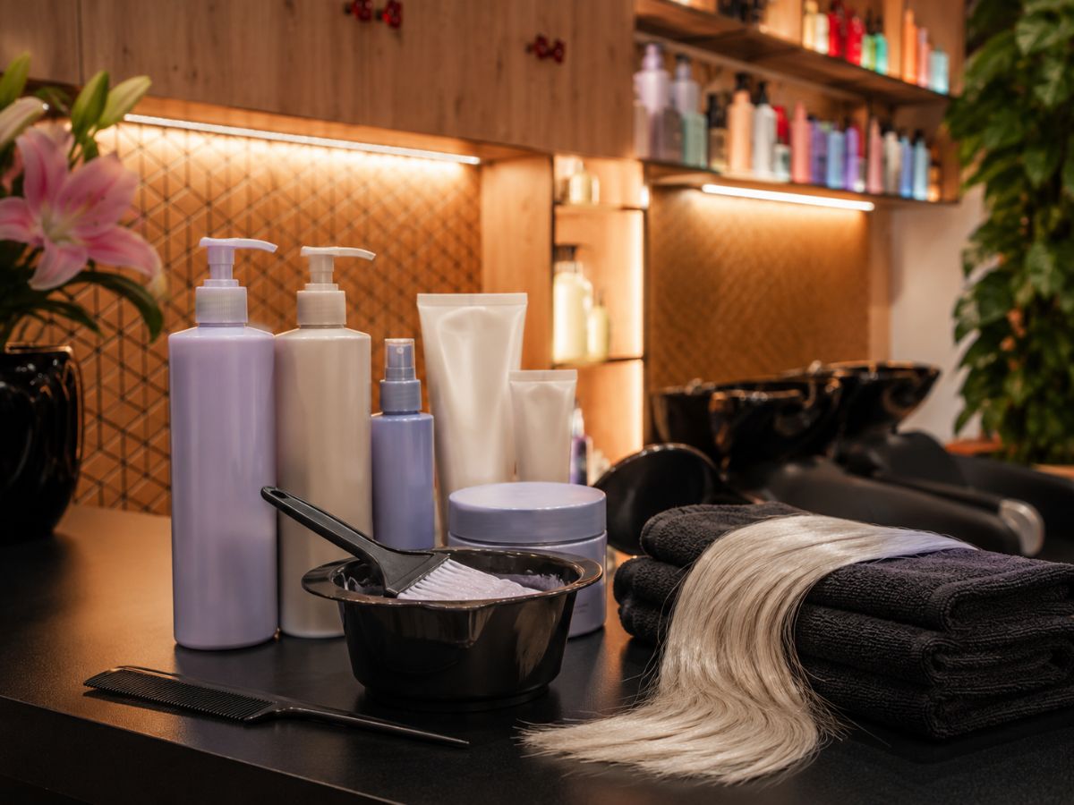Productos profesionales de cuidado para el pelo rubio ceniza en el salón